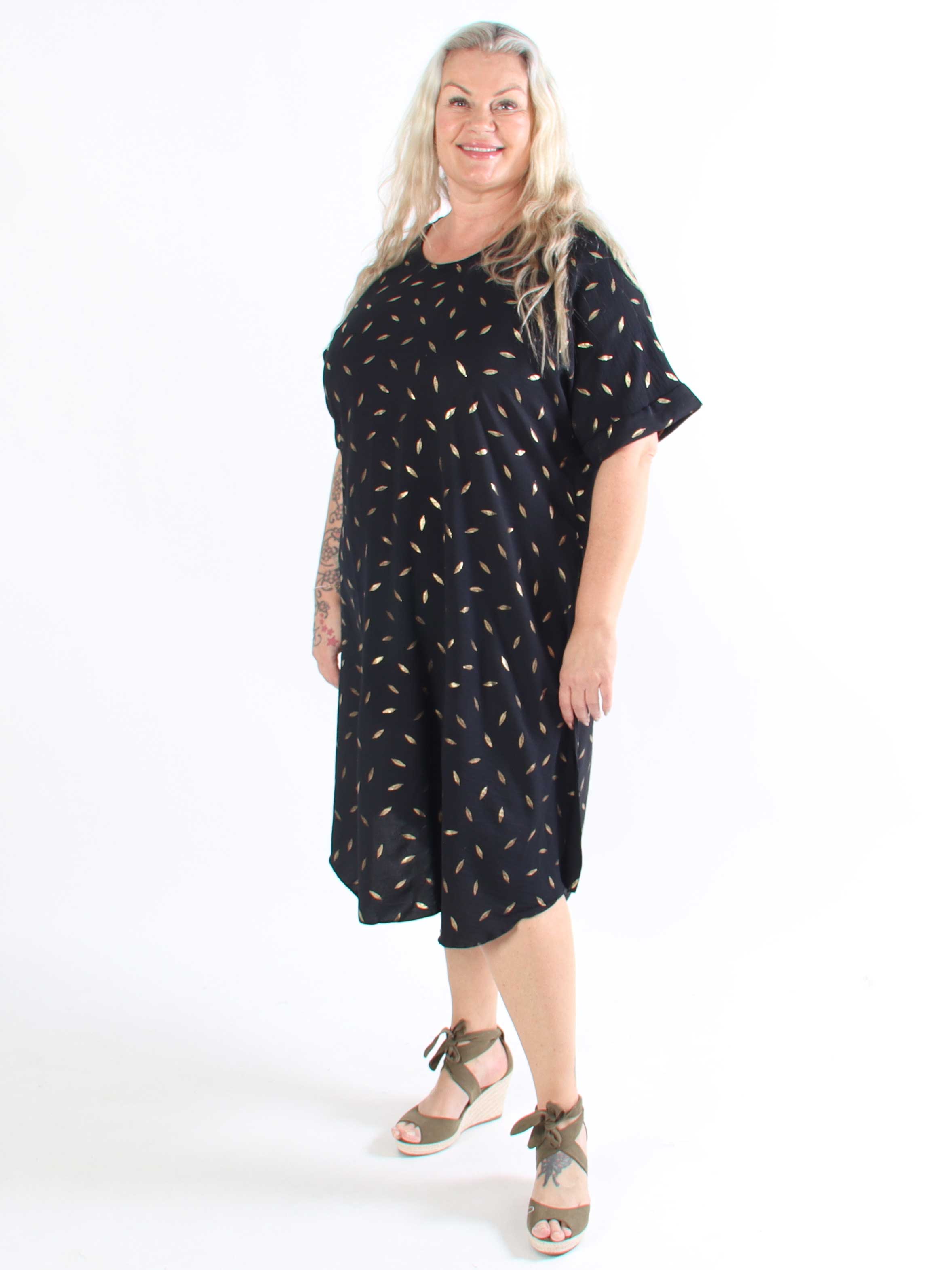 Valentina - Sød plus size kjole detaljeret med fine guld blade